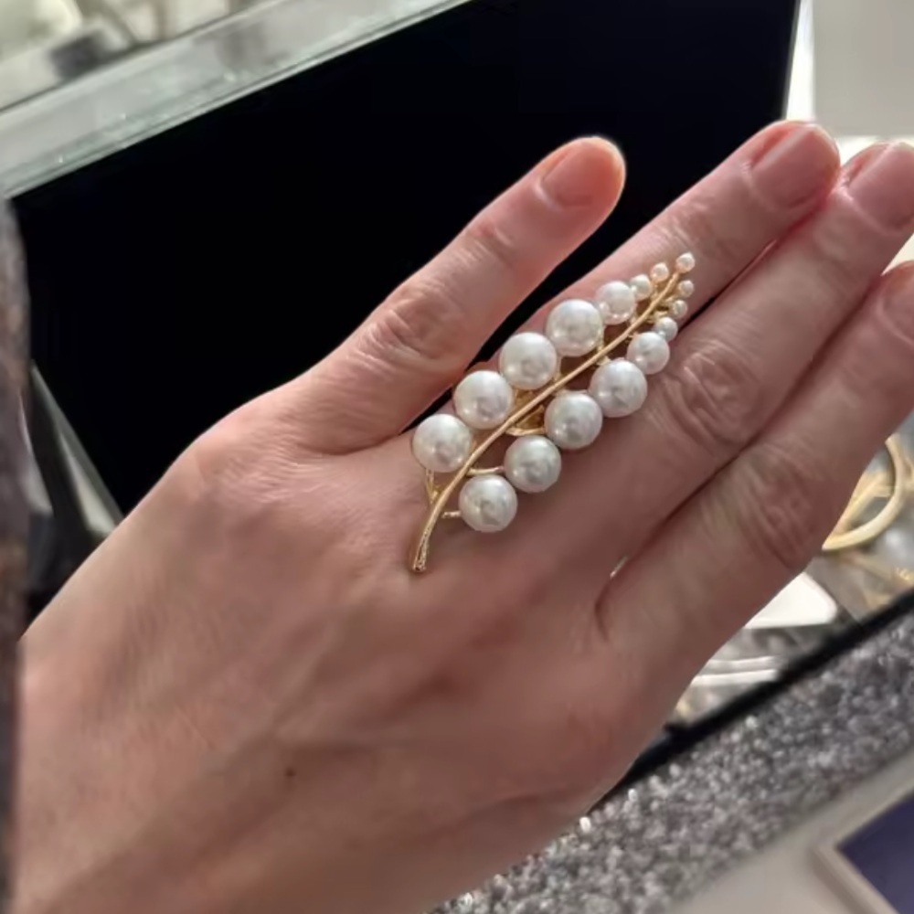 Zara model adjustable casual leaf 
Gold and Pearl Women's Ring - Picture 5 of 6